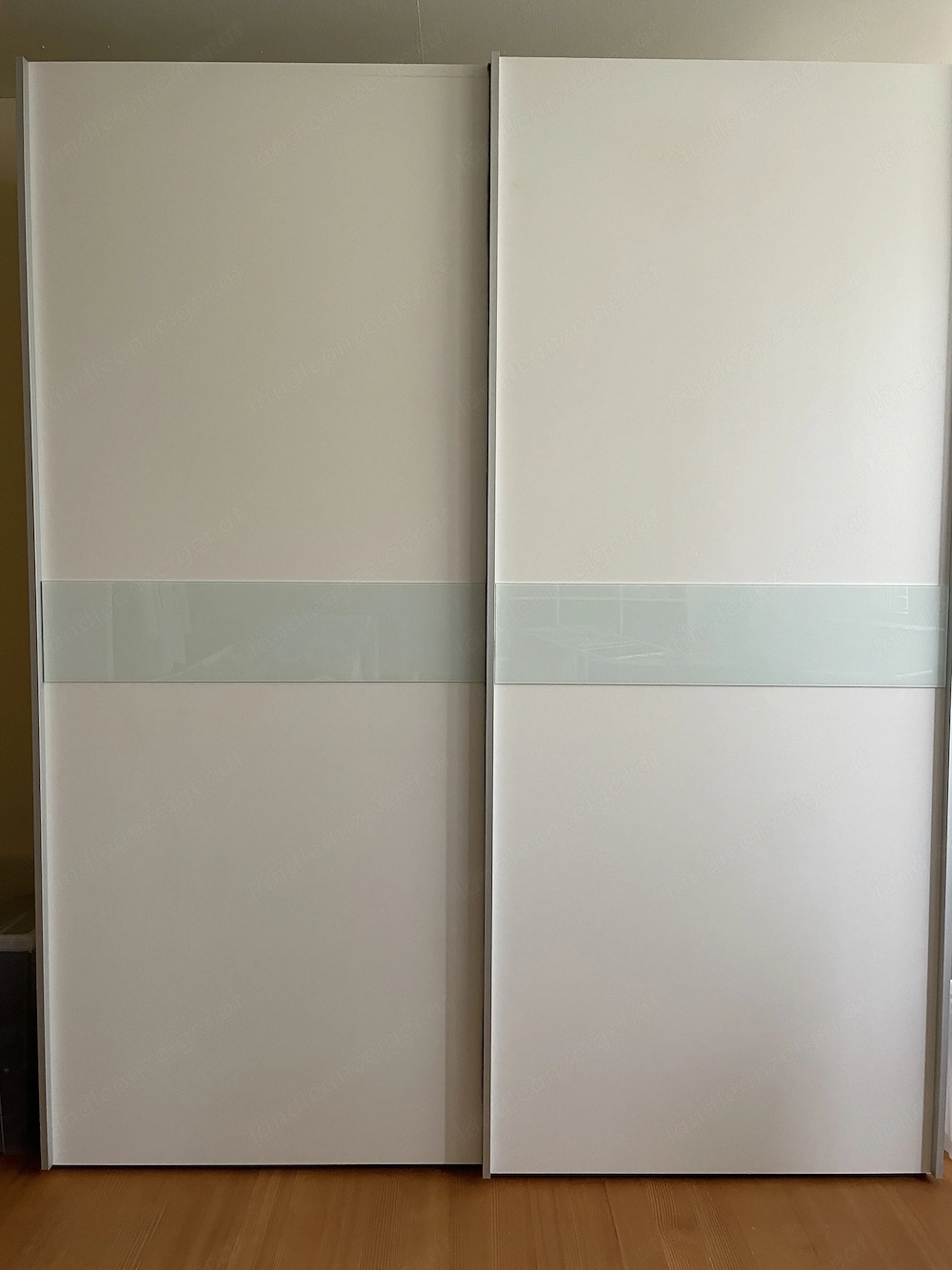 Kleiderschrank zu verschenken 