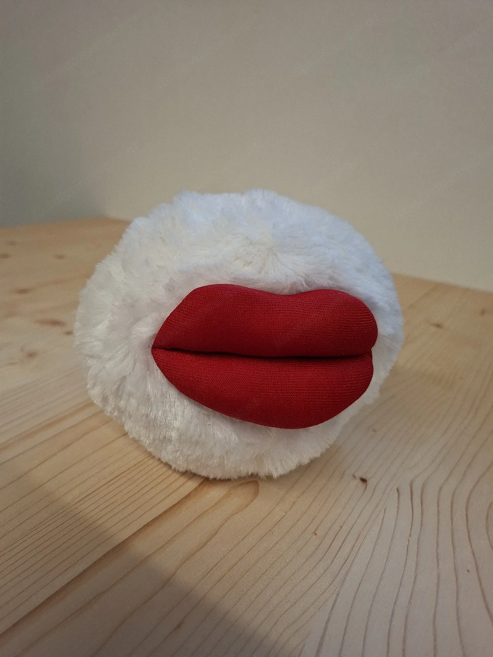 Coca-Cola Plüschball rote Lippen - Coca-Cola Plush Lips   Furry White Ball