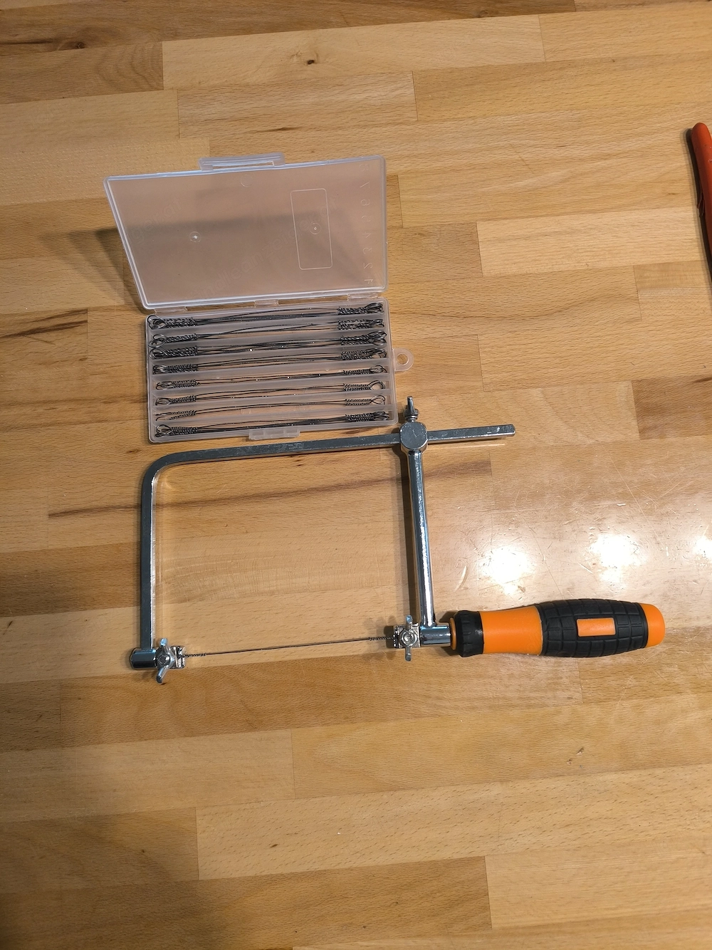 Laubsäge mit Ersatzsägeblättern