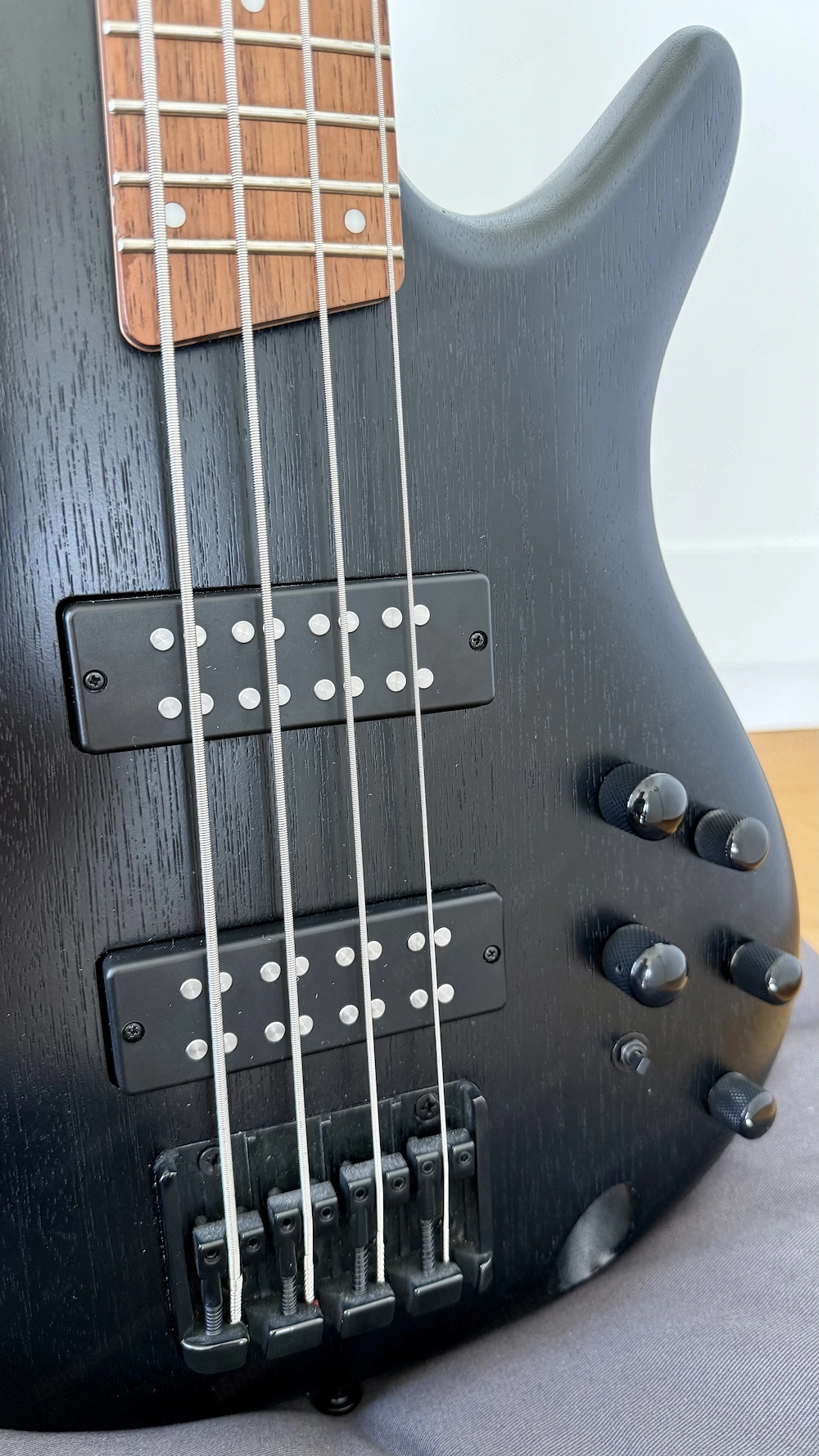 Ibanez SR300EB-WK E-Bass   kaum gespielt, inkl. Tasche & Ledergurt