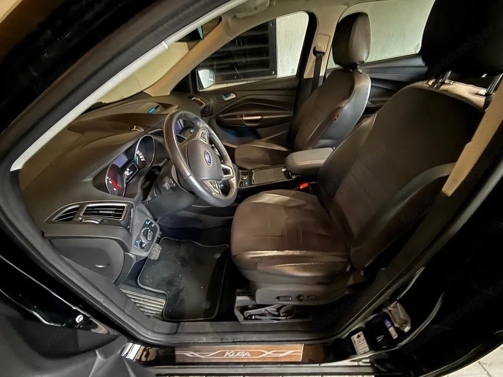 Ford Kuga Titanium mit Anhängekupplung und 8-fach bereift