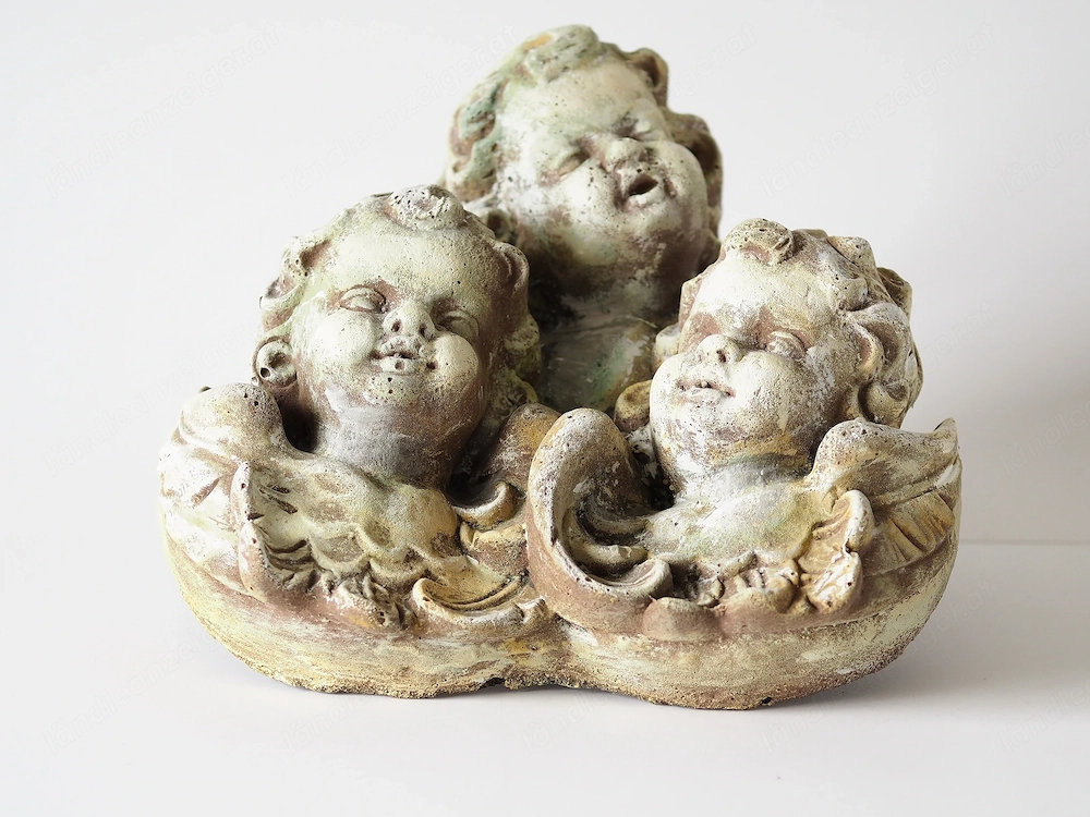 Putto aus Sandstein, bemalt