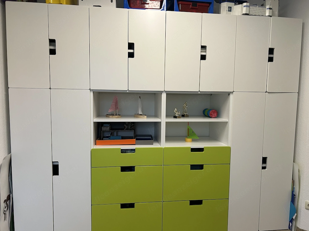 Schrank, Schreibtisch, Regal mit Aufbewahrungsboxen, Spielteppich