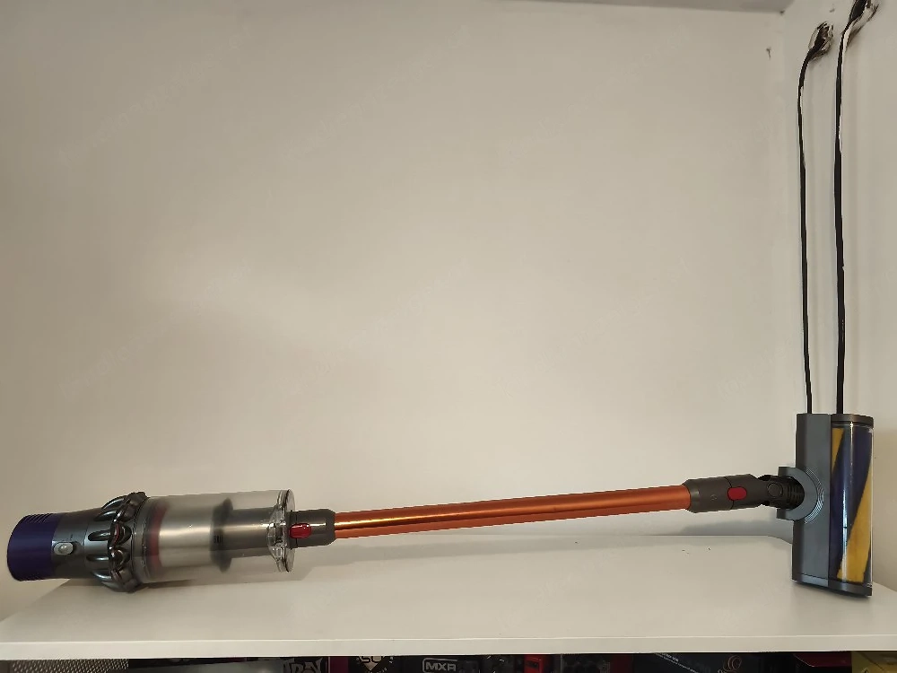 Dyson V10 mit komplettem Zubehör.
