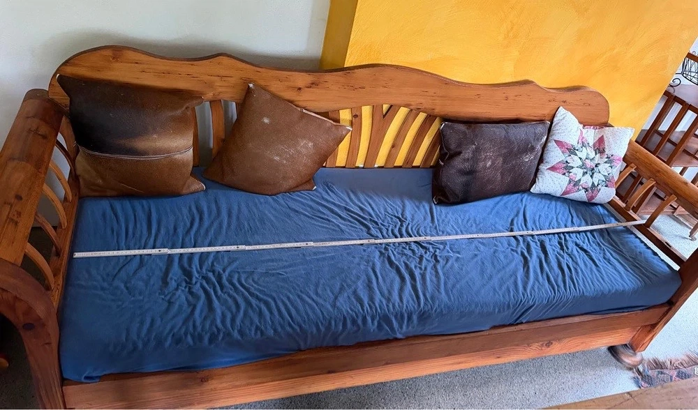 Alte Vollholz Couch