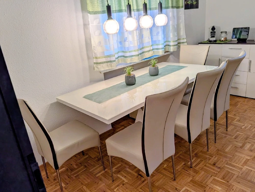 Tisch mit 6 Sesseln 
