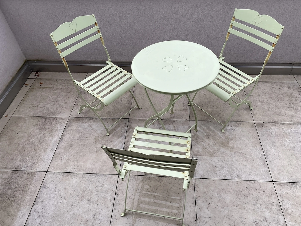 Gartenmöbel (1 Tisch, 3 Stühle)