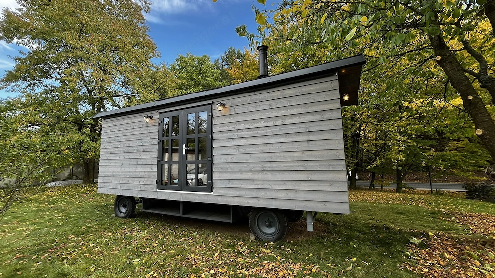 Neuer, ganzjährig bewohnbarer Zirkuswagen im Country-Stil   bereit für Premium-Glamping