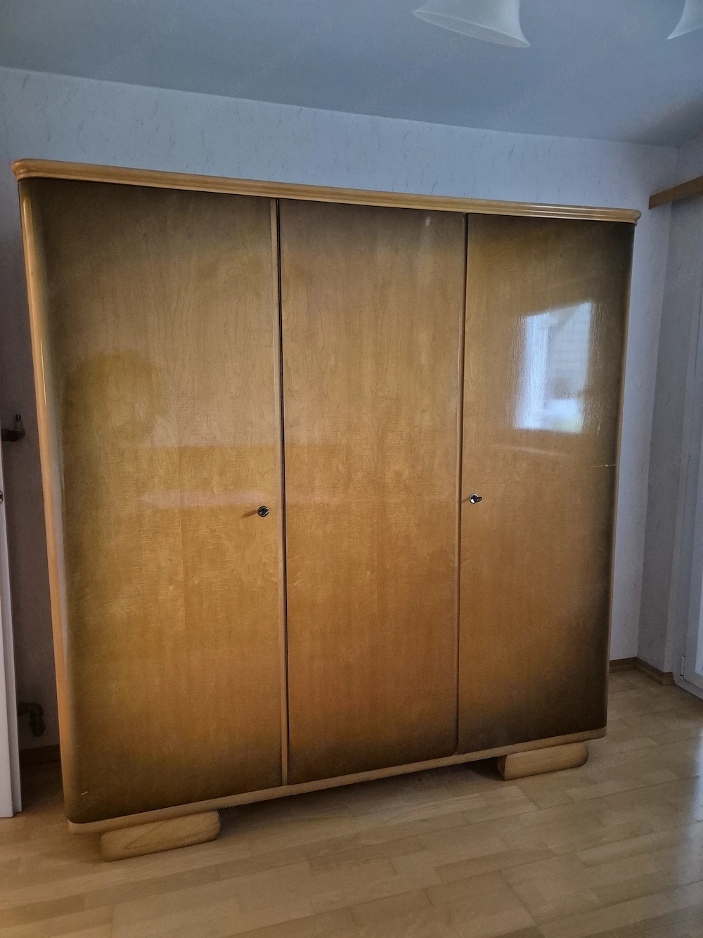 Schöner Vintage-Kleiderschrank   3-türig