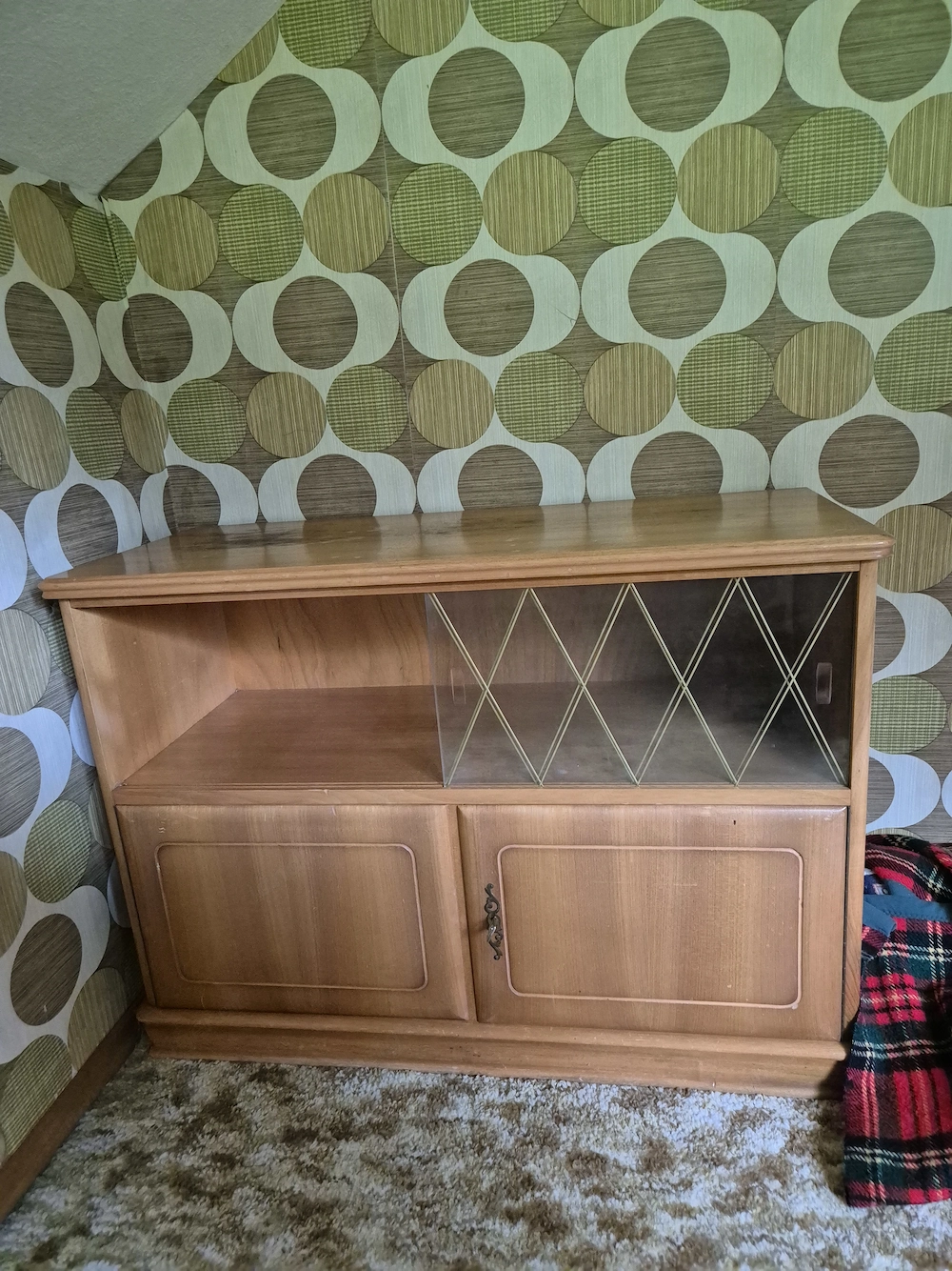 Vintage-Sideboard   Retro-Kommode mit Glasschiebetür