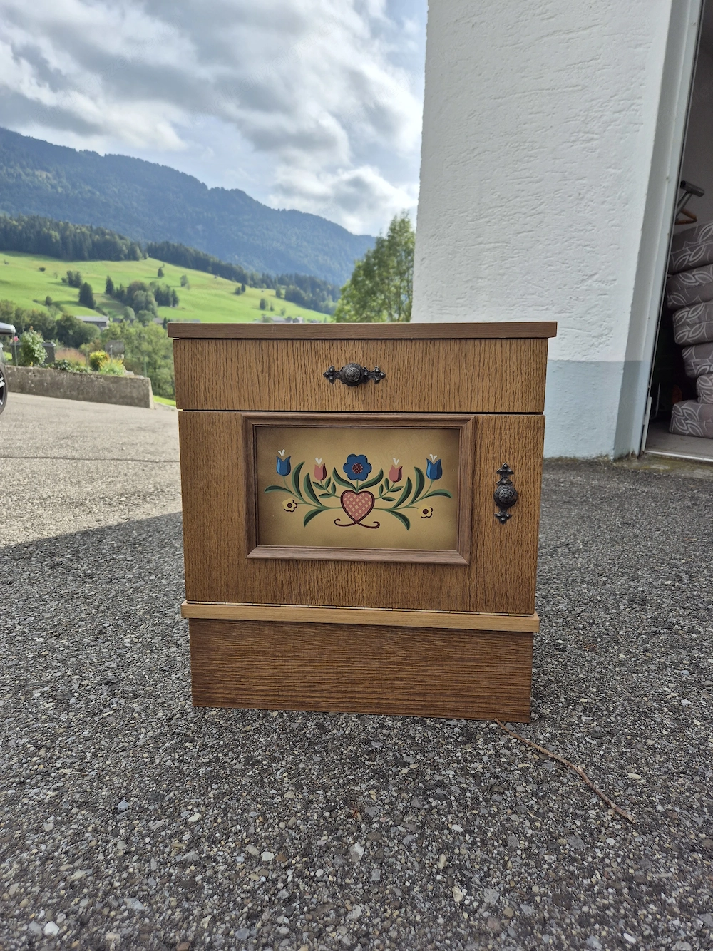 2 Vintage-Nachtkästchen mit hübscher Bauernmalerei