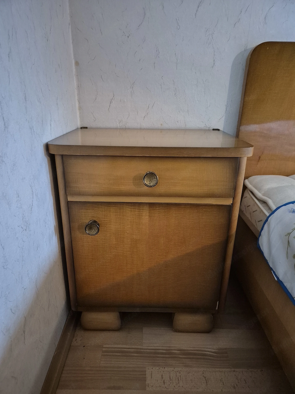 2 Vintage-Nachtkästchen im Retro-Stil   gut erhalten
