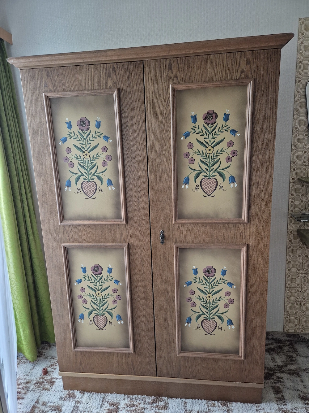 Vintage-Kleiderschrank mit Bauernmalerei   Landhausstil