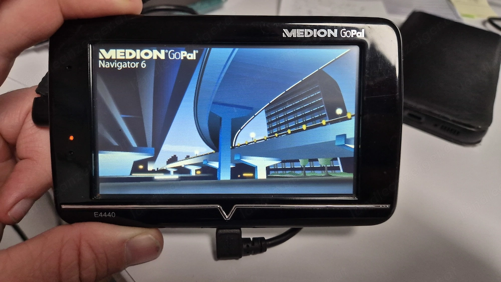 MEDION GoPal E4440 Navigationsgerät mit TMC