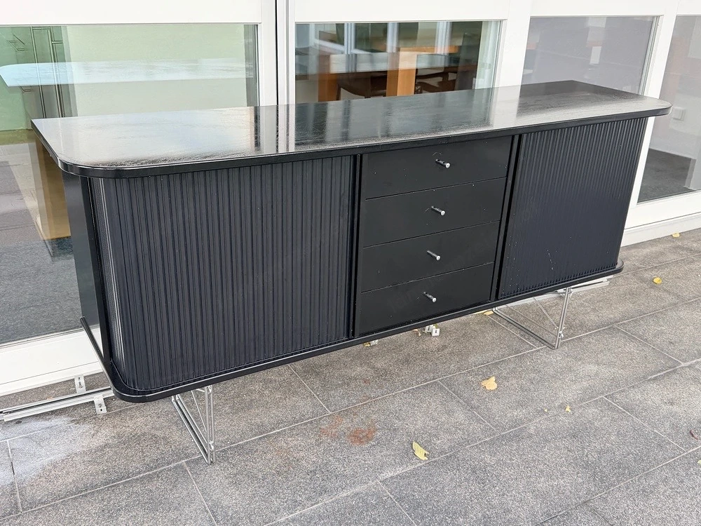 Sideboard Schwarz mit Chromstangen Unterbau günstig abzugeben
