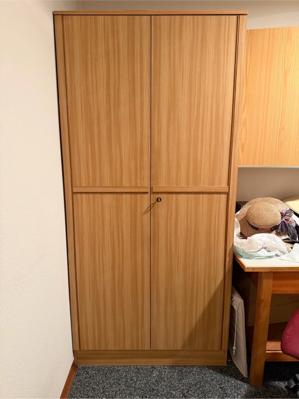 Schrank Kleiderschrank zu verschenken!