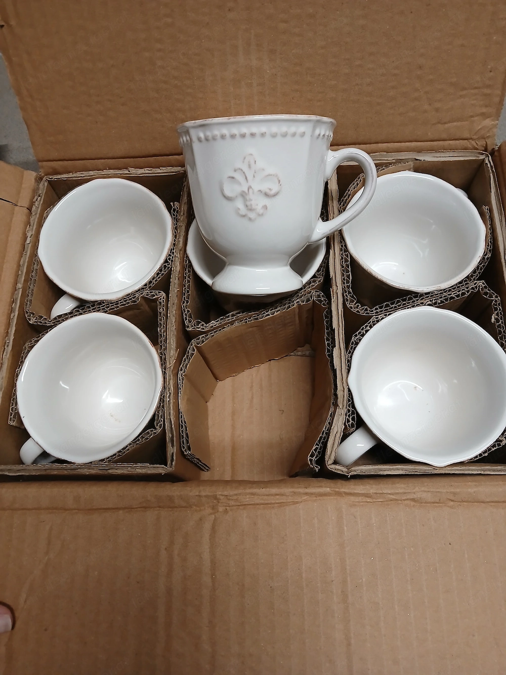 Tassen mit Lilien Muster 