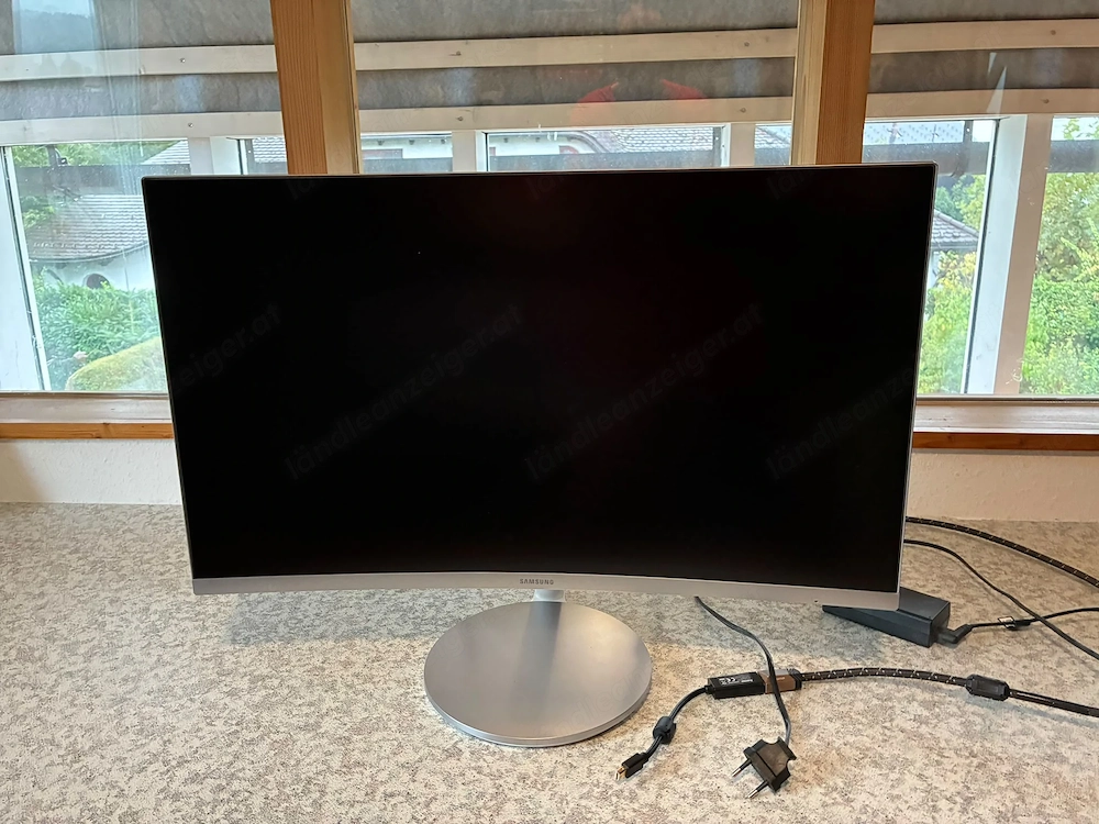Formschöner, gekrümmter Monitor