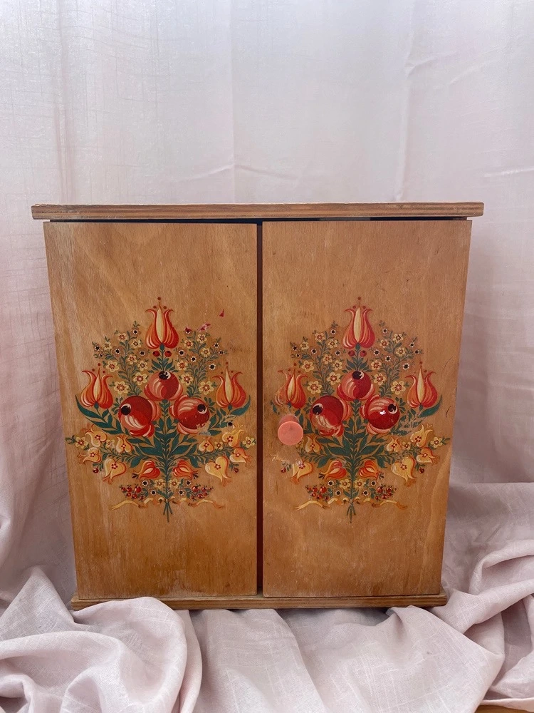Vintage Puppenschrank