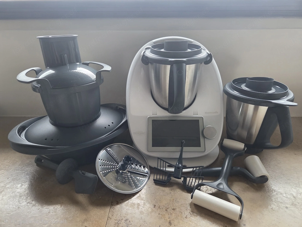 Thermomix TM 6 inkl 2 Behälter u Gemüsestyler