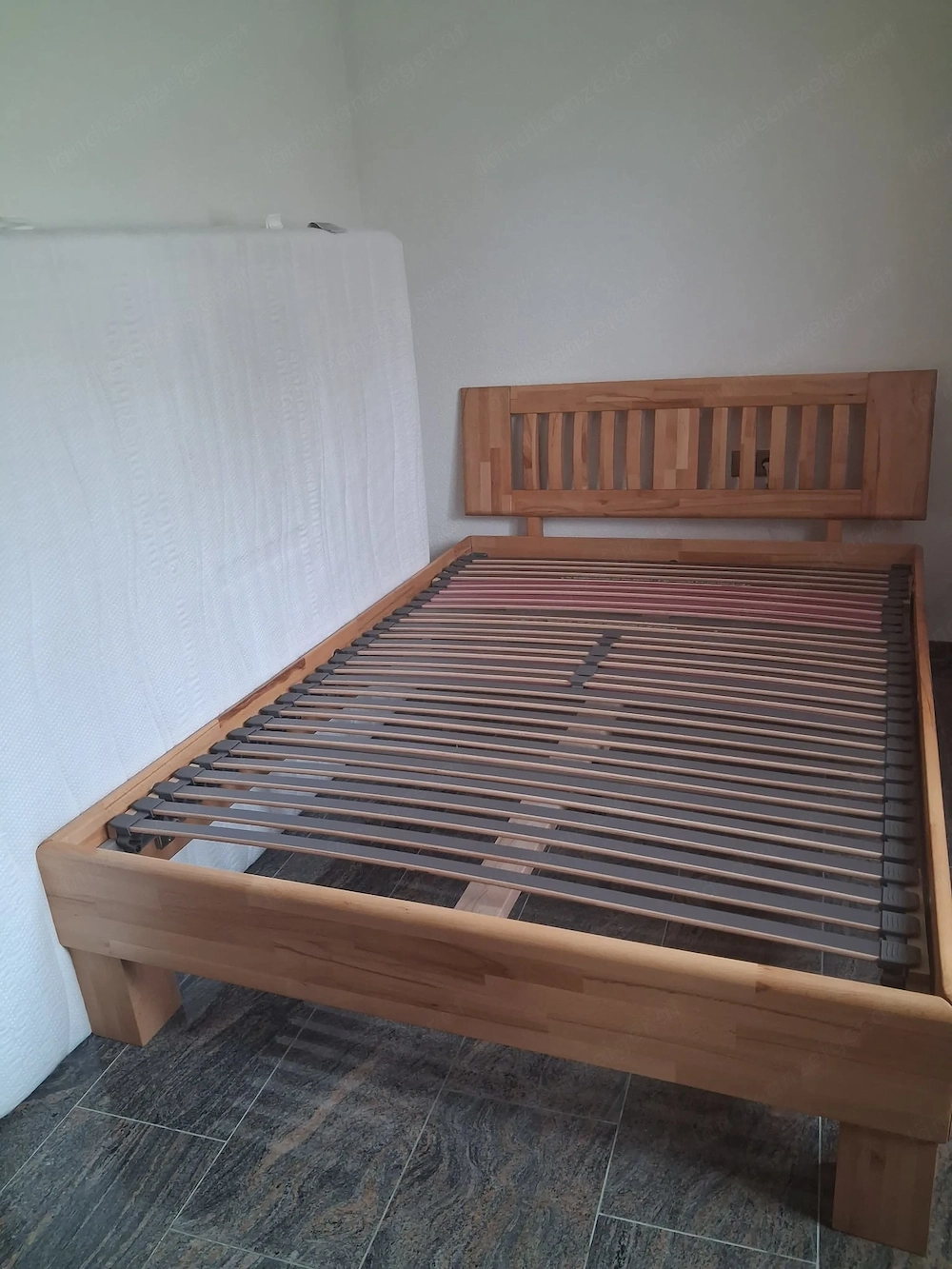 Bett  140 x 200 cm, Bettgestell aus Buchenholz, Lattenrost, Matraze, Kopfteil