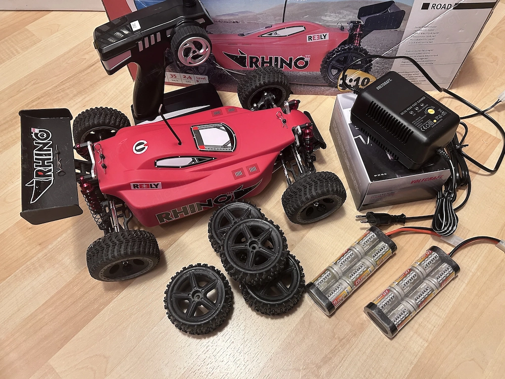 RC Buggy mit Zubehör