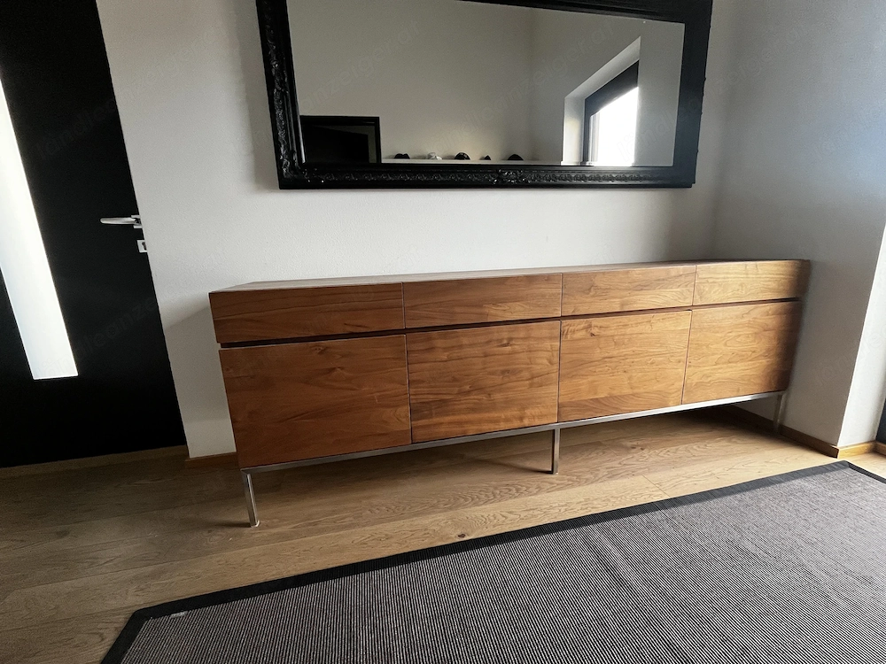 Schreiner Sideboard in Nussholz.