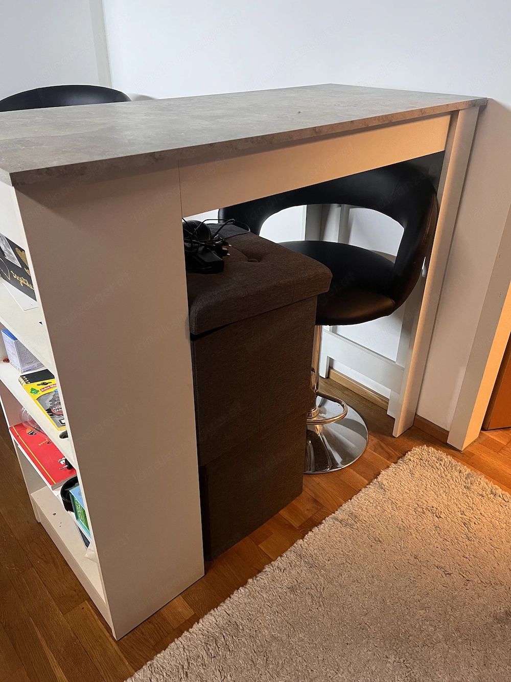 Bartisch mit seitlichem Regal 