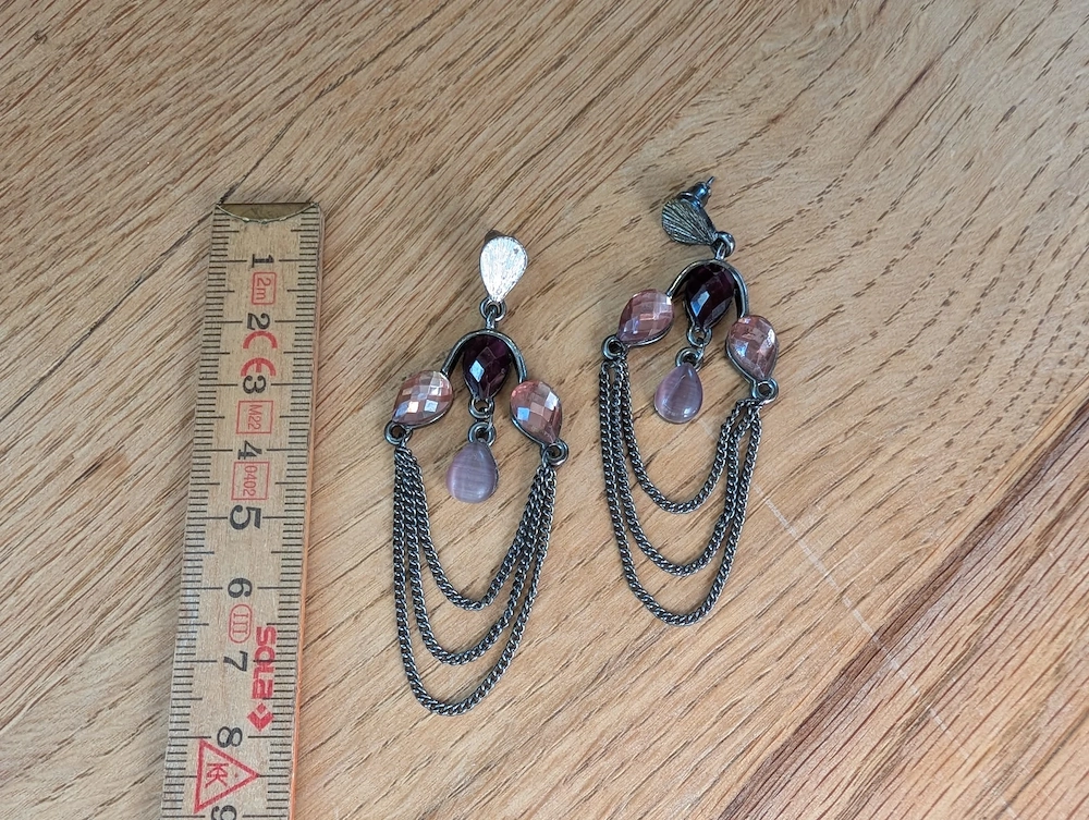 Hängende Ohrringe in Violett und Rosa