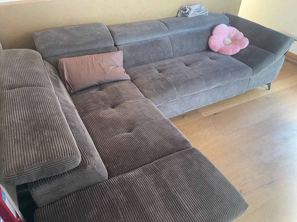 graues Cord-Sofa