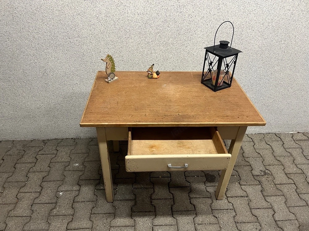 Verschenke Tisch mit Schublade