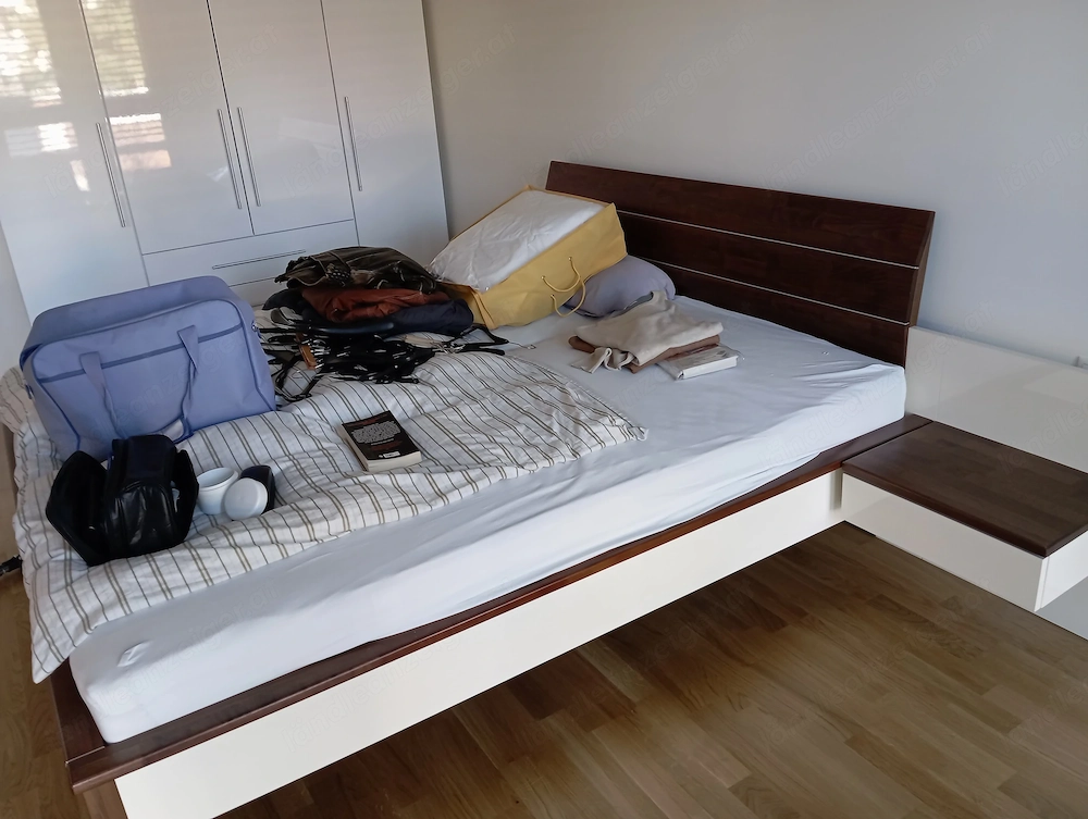 Doppelbett mit Lattenrost Matratzen u. Nachtkästchen