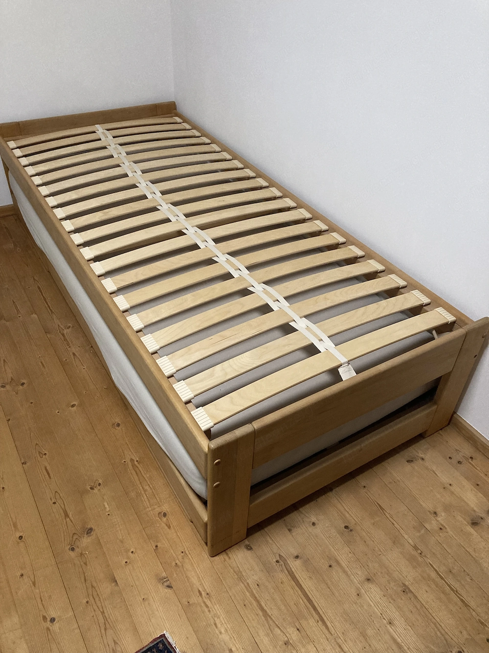 TEAM 7 Bett aus massivem Vollholz   flexibel als Einzel- oder Doppelbett