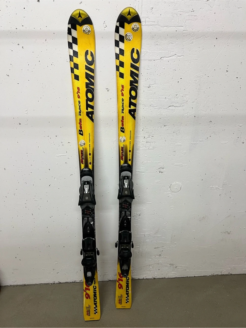 Atomic Beta Race 9.16 Carving Ski mit Bindung