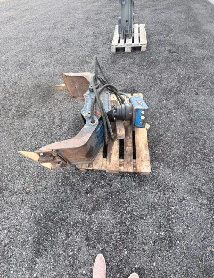 Eine robuste LST-Universalklemme, Modell USG 15, mit hydraulischem Drehmotor.