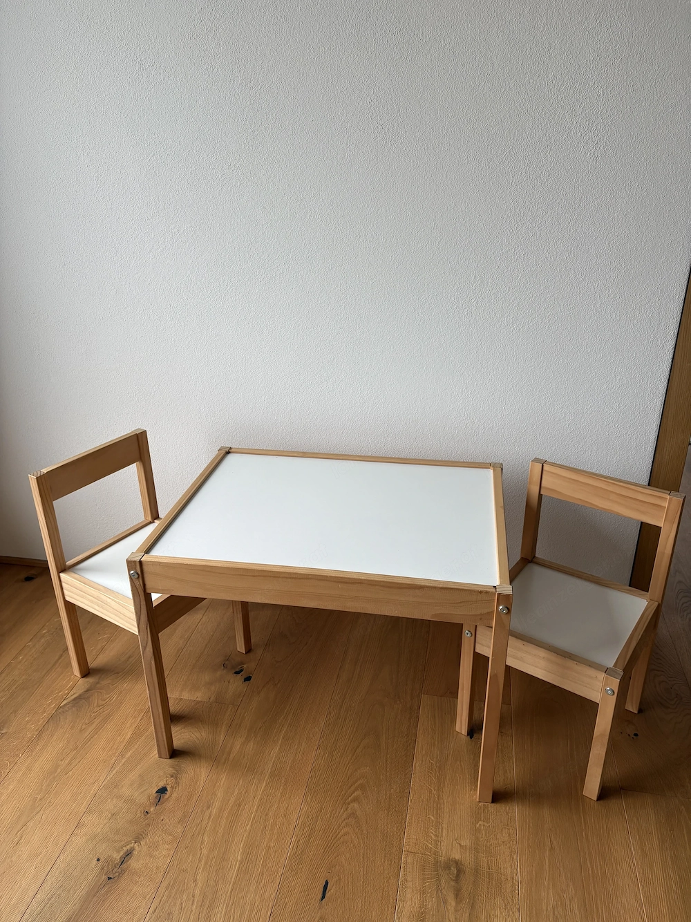 Kindertisch mit Stühlen