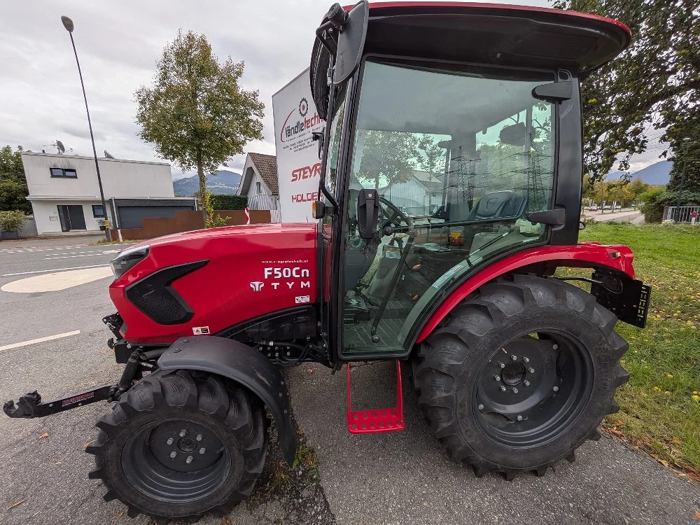Traktor Marke TYM mit Schneepflug und Kippmulde 