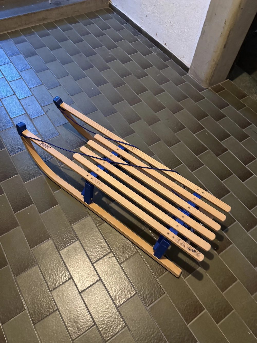 Klappbarer Holzschlitten von Decathlon mit Kinderlehne   wie neu
