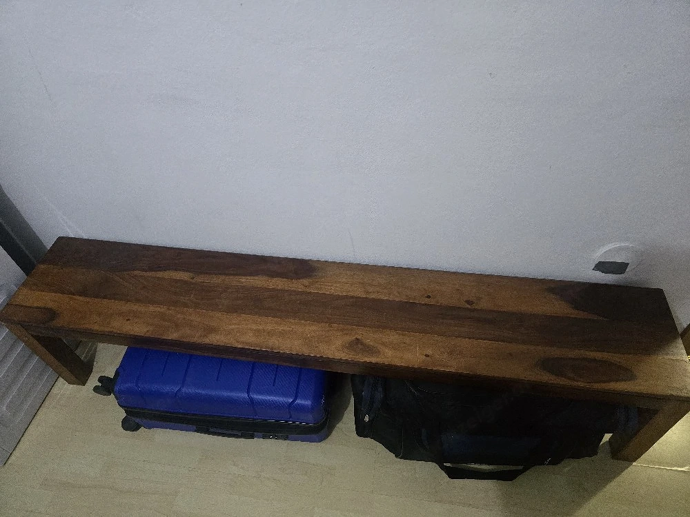 Holztisch und -bank
