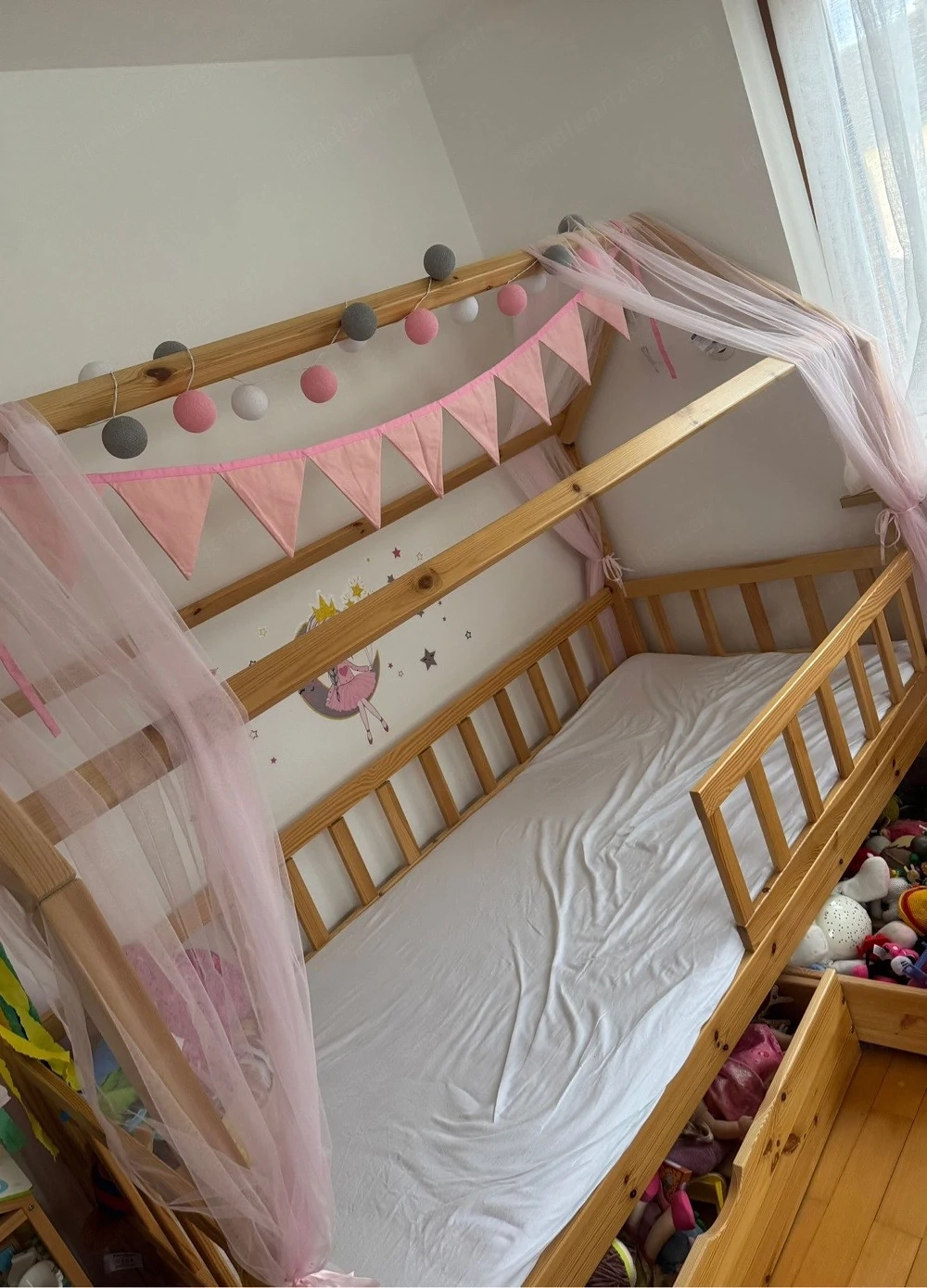 Wunderschönes Hausbett   Kinderbett aus Massivholz 90x200 cm