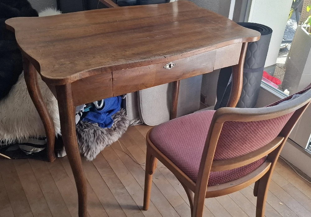 Schreibtisch