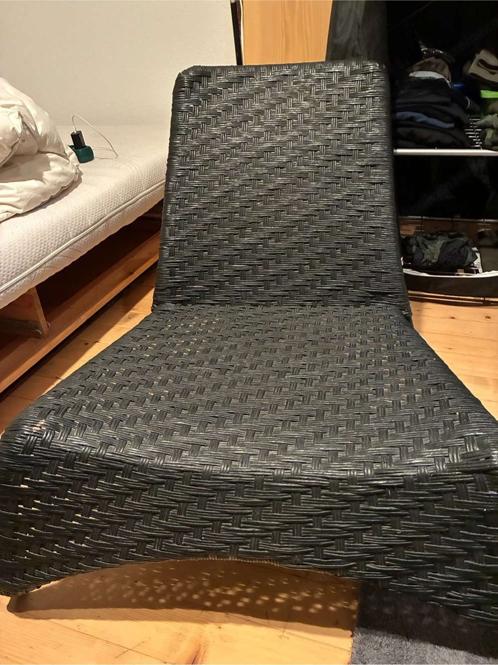 schwarzer niedriger Stuhl