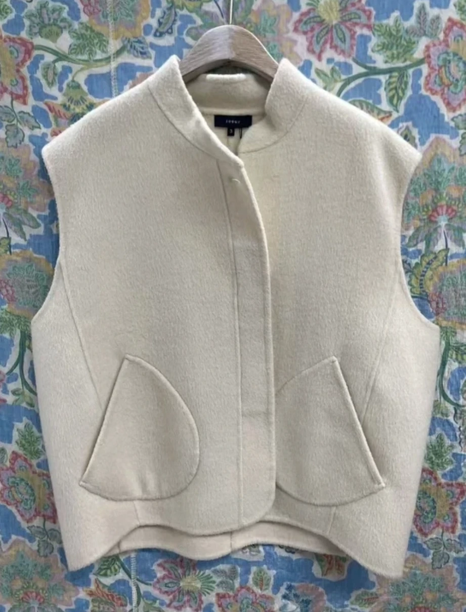 Stilvolles Gilet mit Stehkragen und besonderen Taschen