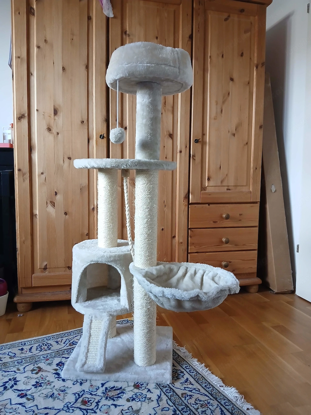 beiger Kratzbaum