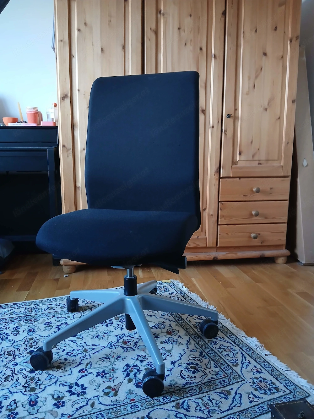 schwarzer drehbarer Bürostuhl