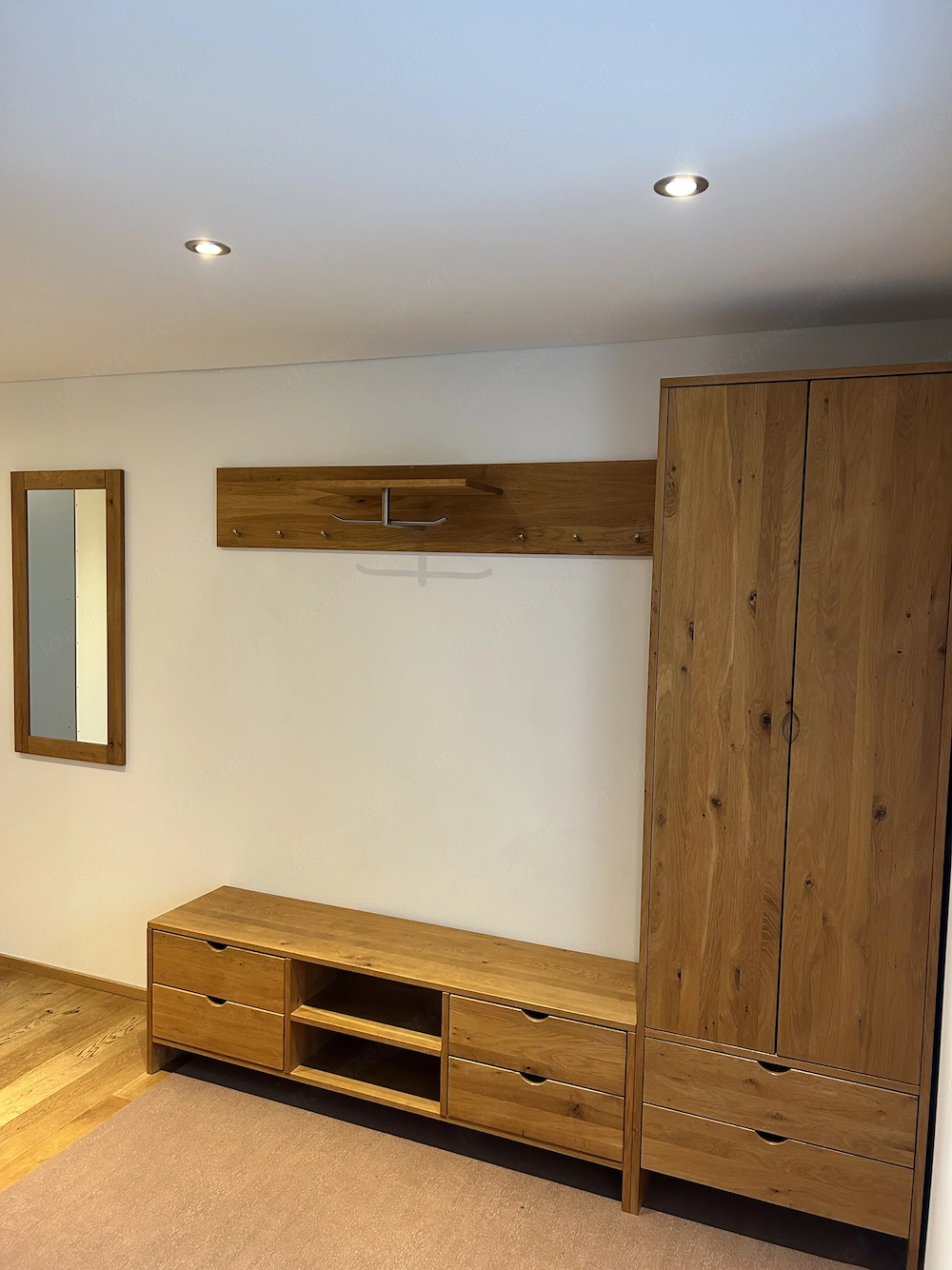 Vollholz-Garderobe