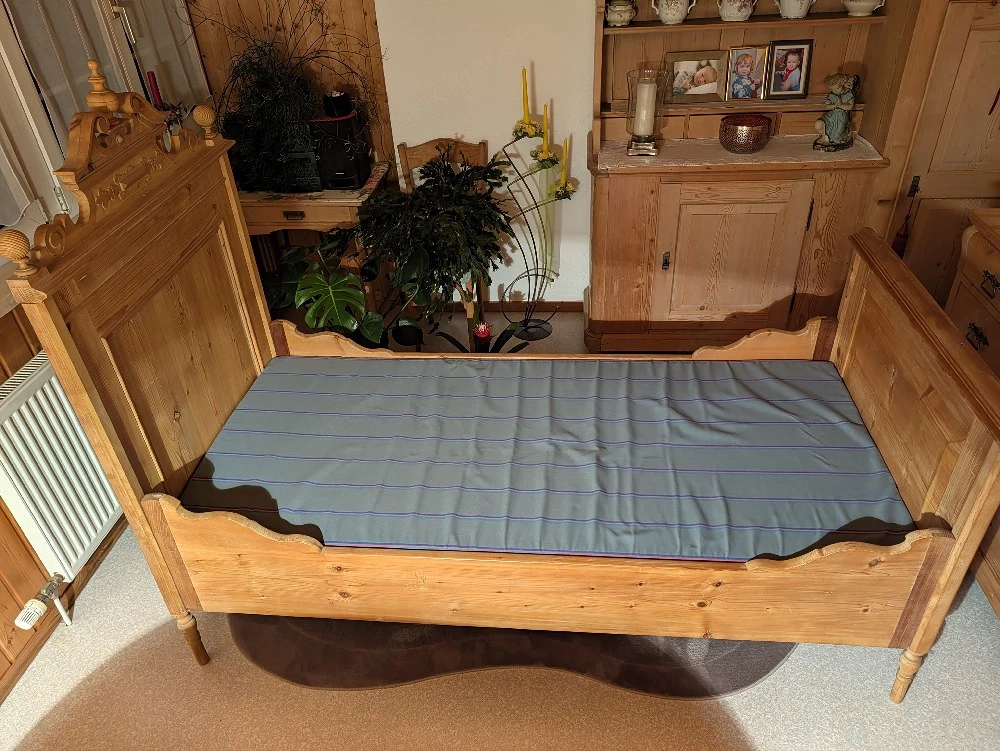 Antikes Bauernbett   Massivholzbett aus dem 19-20. Jhd. mit NEUER Matratze