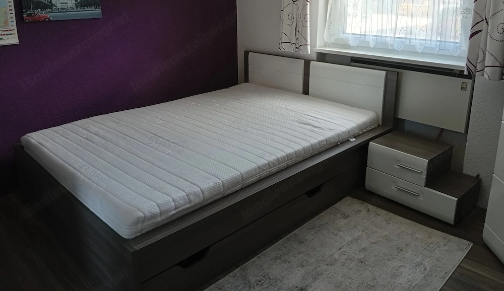 Bett inkl. Nachtkästchen, Lattenrost und Matratze