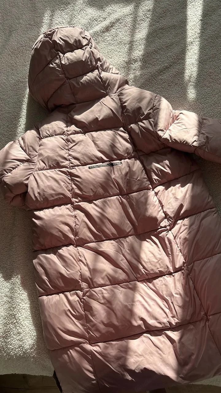 Eleganter roséfarbener Steppmantel mit Kapuze   warm & stilvoll