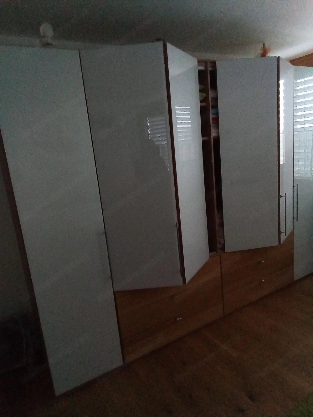 kleiderschrank farbe weiss 300x60 cm.mit 2 schwebe Türen und 3 schubladen farbe braun
